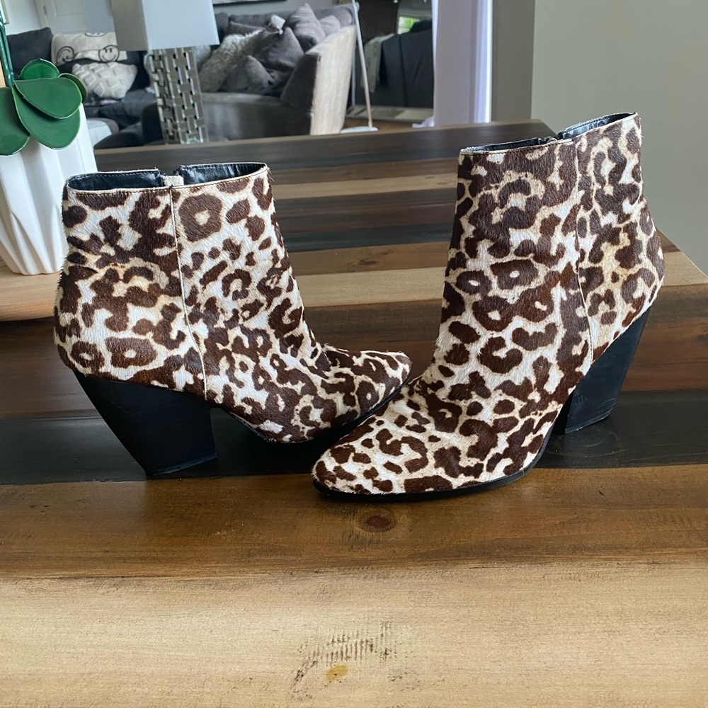 Charles ‘David, leopard boots size 11 but will fit a 10 too.